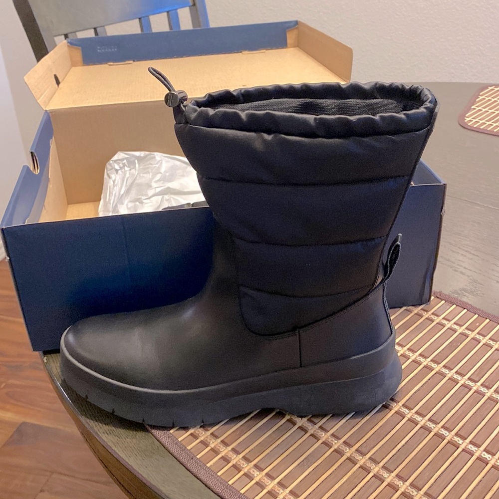 Brand New  Cole Haan  waterproof boots 
7.5 size 
Black